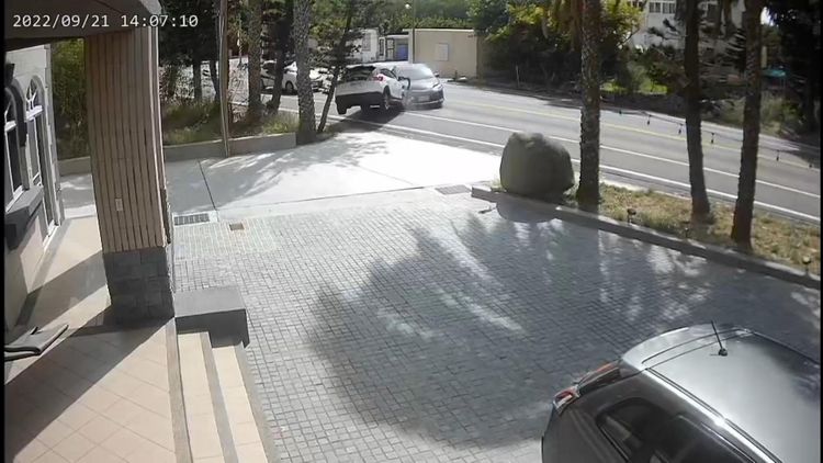 肇事白車先逆向撞上黑車後，車尾騰空，接著甩尾橫移。翻攝畫面