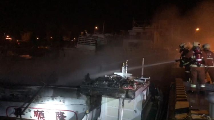 昇順隆漁船火勢波及一旁自用漁船駕駛艙頂。警消提供