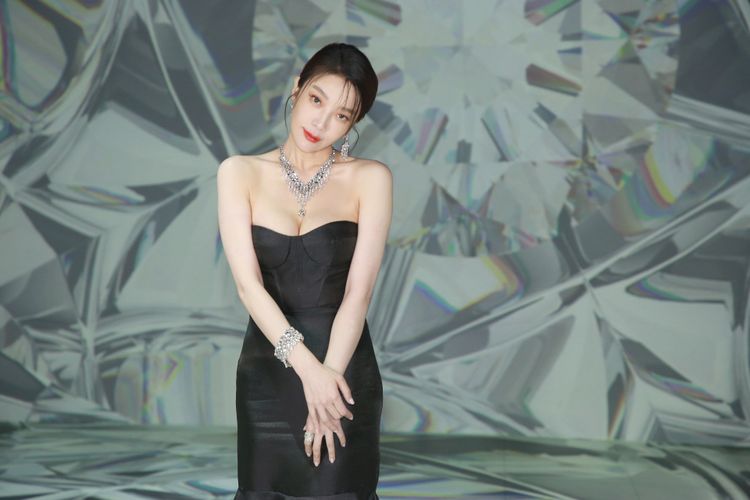 蔡淑臻對佩戴的The Alchemist of Light高級珠寶Frozen Capture水晶鑽戒很傾心，直呼對3克拉以上大鑽戒毫無抵抗力。朱世閎攝