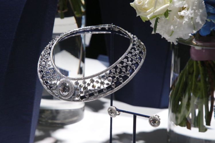 Atomique珠寶以光的元子與分子結構為發想，讓奢華珠寶深藏科學意涵。品牌提供