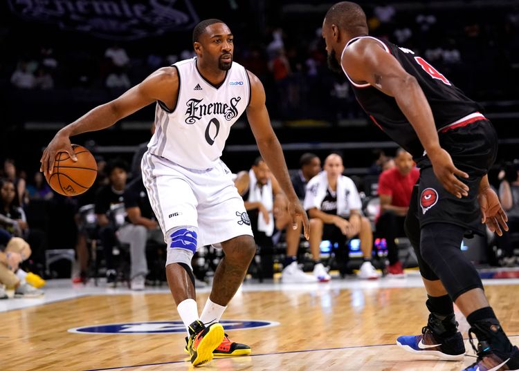 亞瑞納斯過去也曾在休息室和隊友亮槍相見。法新社