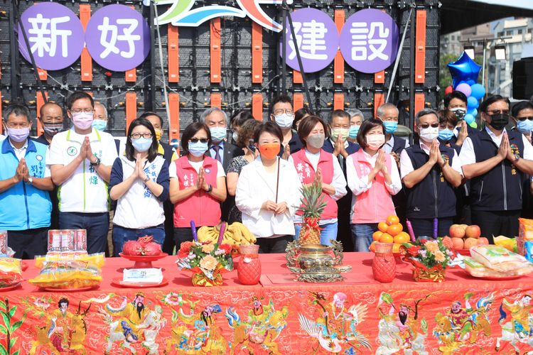 盧秀燕與市議員、地方人士進行開工祈福儀式。台中市政府提供