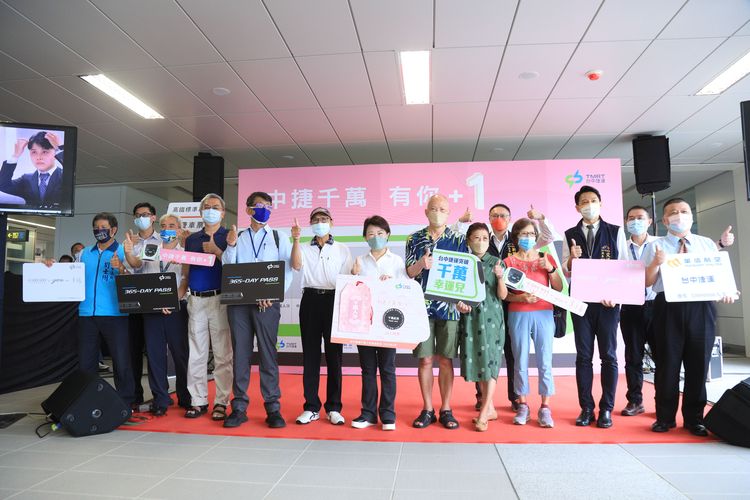 盧秀燕與中捷忠實乘客留影。市府提供