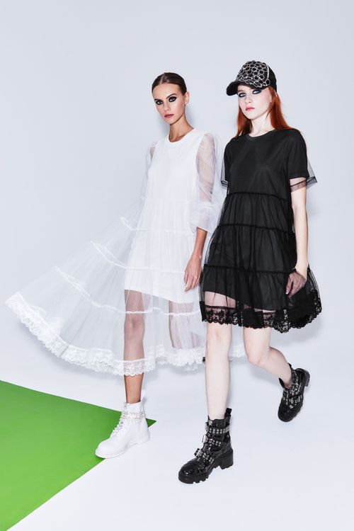 Alice+Olivia千金名媛的日常著裝就以絲質洋裝、運動鞋、卡車司機帽搭配出個性風格。品牌提供