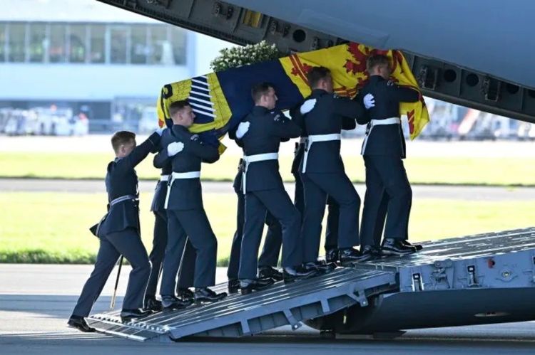 女王的靈柩運上飛機。美聯社