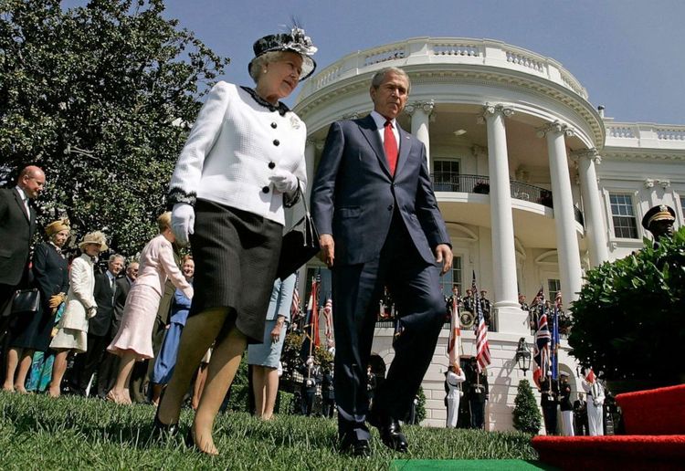 布希2007年5月7日在白宮接待來訪的英國女王。美聯社