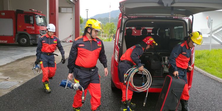 宜蘭縣政府消防局派出20人搜救隊趕赴花蓮投入救災。消防局提供