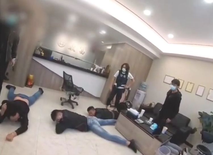 檢警搜索逮捕涉案的10多人。翻攝照片