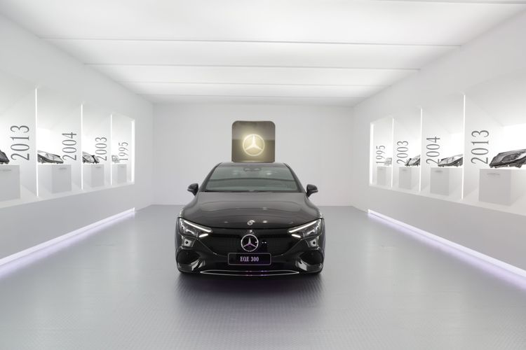 EQE300的空間，以歷代賓士頭燈發展為背景。翁玉信攝