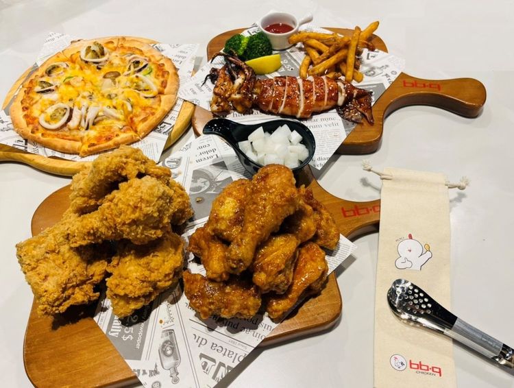 活動期間，內用或外帶任一款bb.q CHICKEN炸雞，即可以129元加價購買原價159元「炸雞就醬夾」組合。業者提供