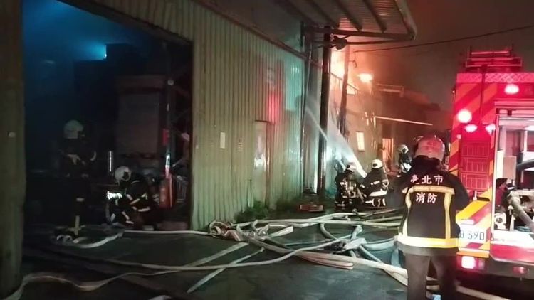 消防隊在現場射水灌救。翻攝畫面