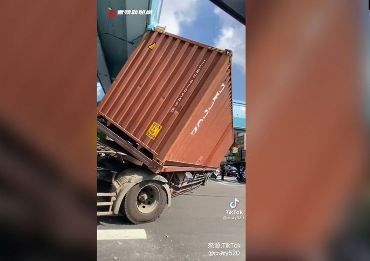 貨櫃卡住橋，差點就翻覆。