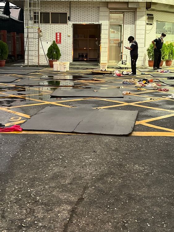 加油站地面滲油情況。台東縣消防局提供