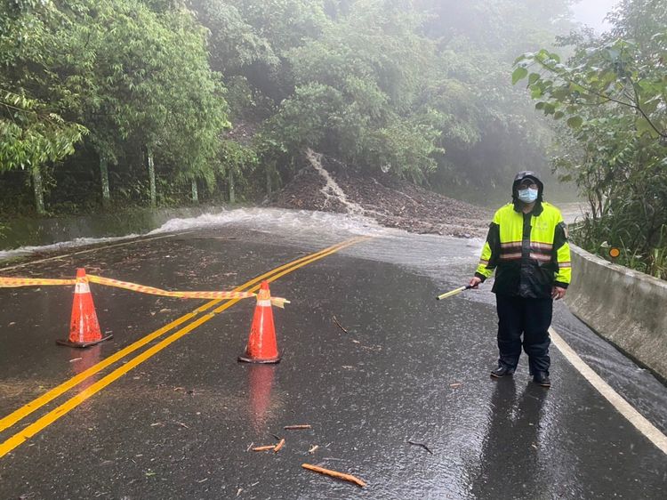 警方於災害路段管制交通。警方提供