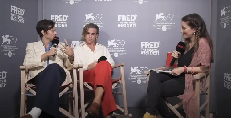 克里斯潘（中）與哈利一同受訪，表情超放空。翻攝Youtube