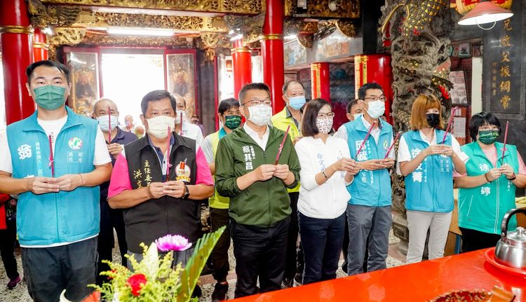 蔡其昌到白沙屯拱天宮參拜，向媽祖上香祈福。蔡其昌競總提供