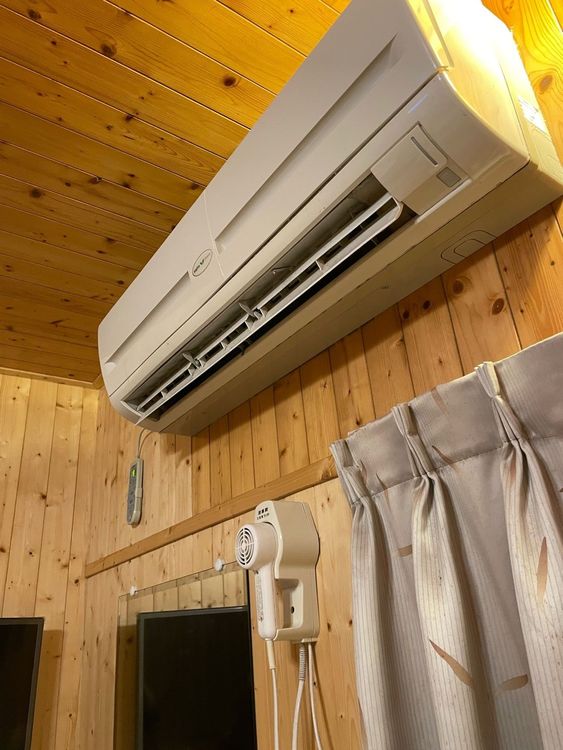 江先生指控小木屋冷氣壞掉，但東勢林場強調經檢視可正常運作。投訴人提供