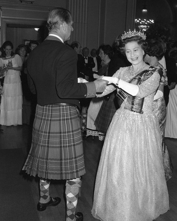 伊麗莎白二世（右）與夫君菲利浦親王曾在共舞時，亮出所佩戴的百達翡麗Golden Ellipse腕錶。翻攝theroyalfamily IG