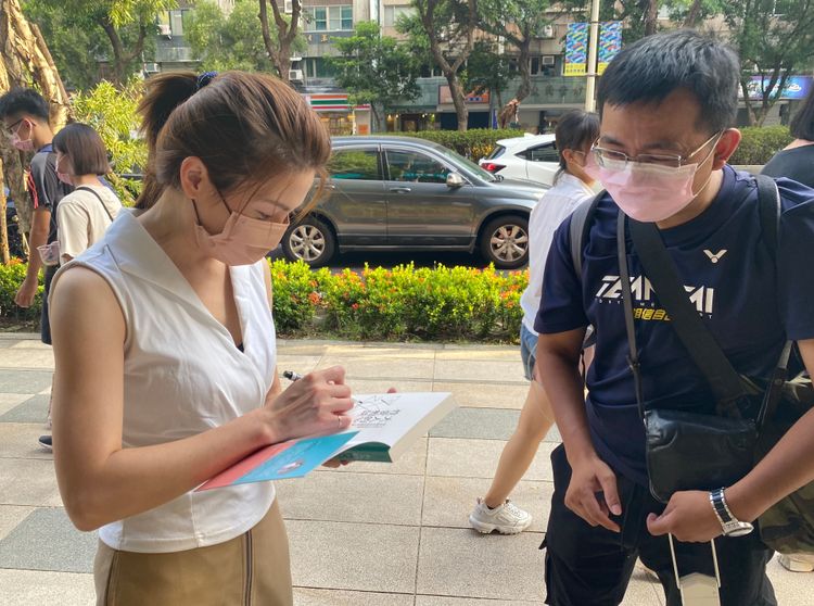 許藍方（左）接受專訪，還有粉絲上前要簽名。陳明中攝