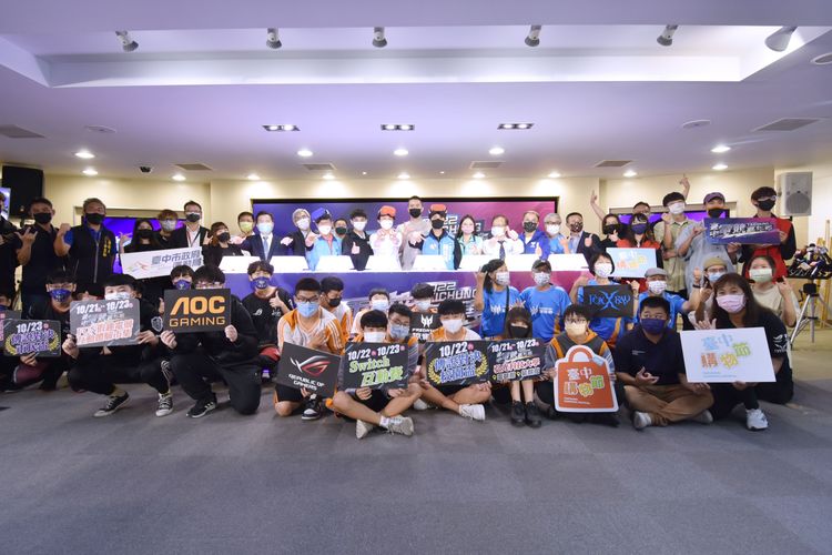 2022台中電競嘉年華將於10月21日至23日在弘光科技大學登場，盧秀燕與電競選手合體宣傳。台中市政府提供