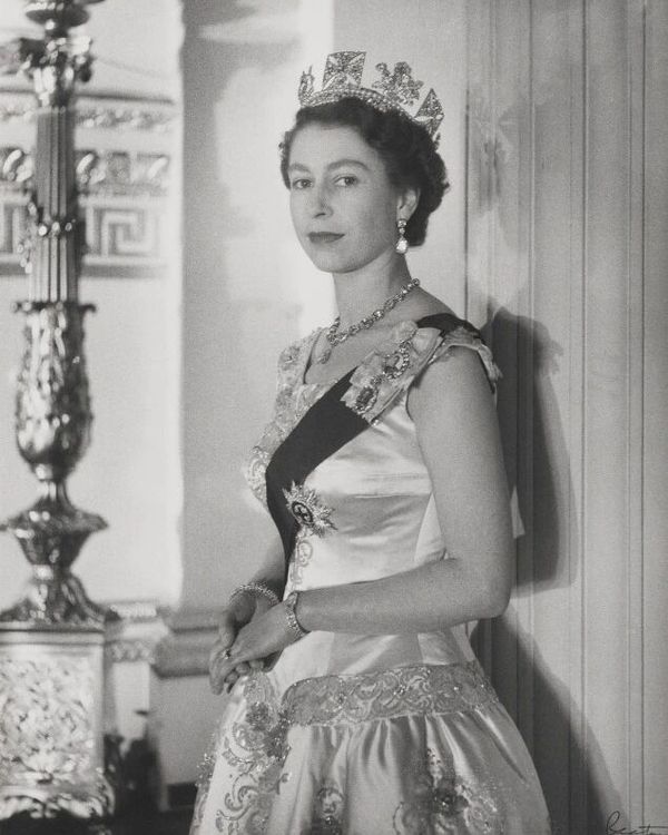 伊麗莎白二世擁有搭載世界最小機械機芯的積家101腕錶。翻攝theroyalfamily IG