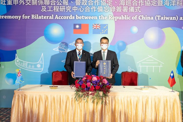 徐國勇與拿塔諾簽署「警政合作協定」。外交部提供