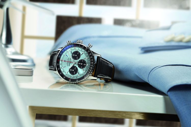 Navitimer 43冰藍色面盤計時碼錶皮革錶帶款，27萬2000元。品牌提供
