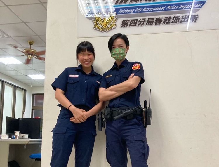春社所靚女警林俞秀（右），一頭俏麗短髮，柔中帶剛，讓毒蟲乖乖俯首認罪。警方提供