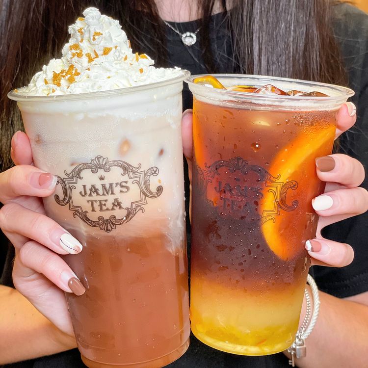 JAM’S TEA詹姆.詹姆推出秋季新品「錫蘭郁果冰奶茶」、「香橙比昂冷冽咖啡」。圖由freedom貪吃鬼提供