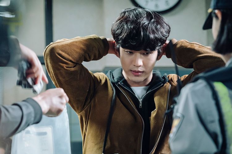 金秀賢在《某一天》扮演被當成殺人嫌犯的男大生。friDay影音提供