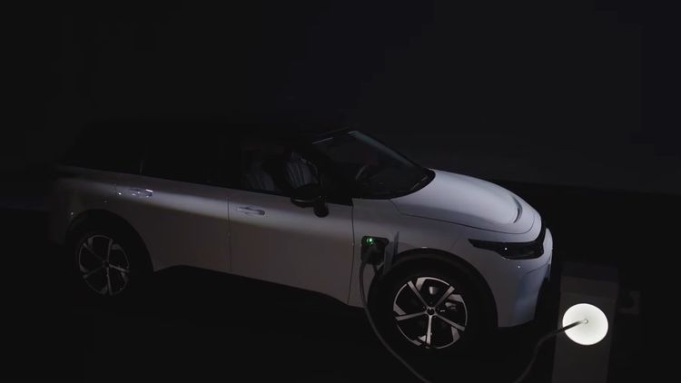 除了居住在都會區民眾家用充電樁設置不易，鄭捷表示車輛充電效率、充電設施覆蓋率，甚至是可能的排隊等問題，都是未來電動車在台灣仍待解決的問題。鴻海影片截圖