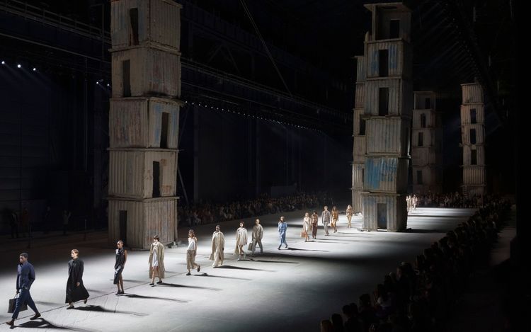 TOD'S 2023春夏女裝大秀於米蘭Pirelli Hangar Bicocca當代藝術中心登場。品牌提供