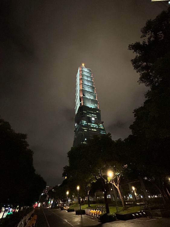 低光源下的 0.5x 超廣角夜景表現，暗部清晰度差強人意。黃子倫攝