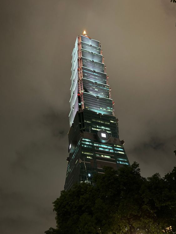 iPhone 14 的 1x 主鏡頭仍是低光源下成像品質最好的選擇。黃子倫攝