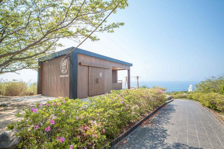 iLand+nagasaki上有數間提供房客免費使用的特色咖啡店。從岬咖啡可以眺望伊王島燈塔。長崎縣觀光連盟提供  