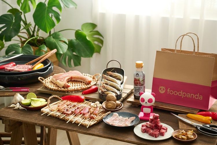 美福、湯瑪仕肉舖及王品等肉品名店的嚴選肉品組皆在 pandamart 熊貓超市上架，在家烤肉也能重現名店滋味。業者提供