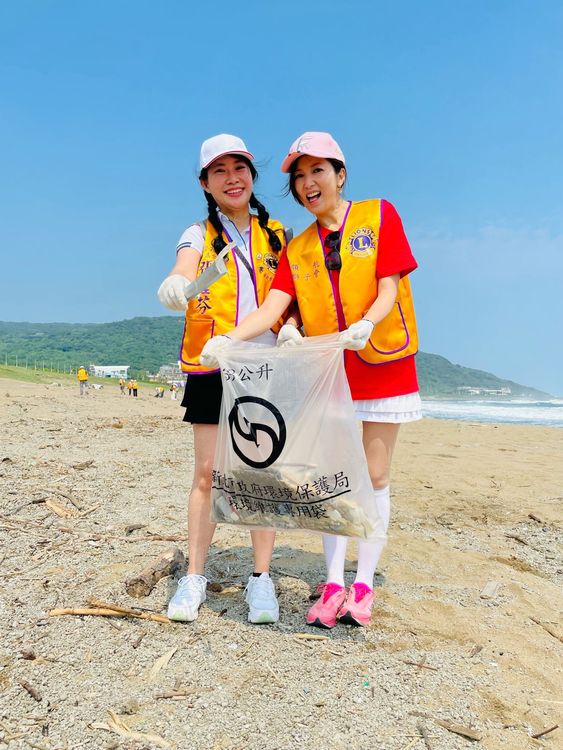 廖家儀（右）今號召大家參加淨灘活動。民視提供