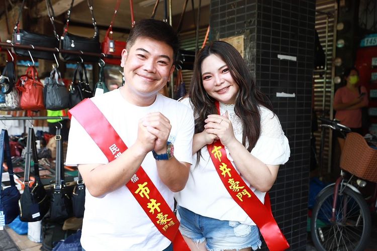 小甜甜（右）和馬國畢一早到新莊四維市場宣傳新戲。民視提供