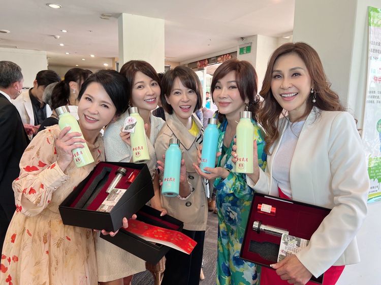 《黃金歲月》百福集團殺青戲，演員群樂收保溫瓶禮物現場開箱開心合影。民視提供