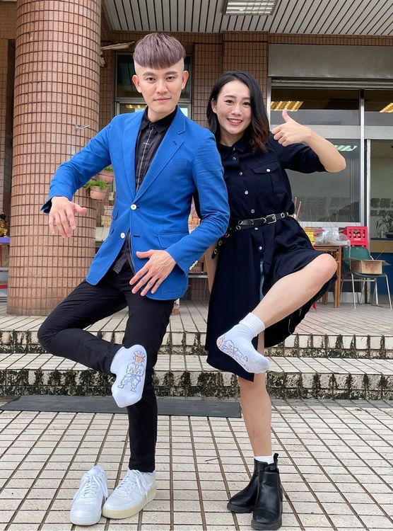 王大熊、林亭均參加開鏡穿踩小人襪。民視提供