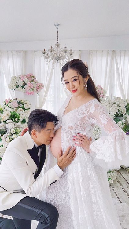 吳皓昇（右）親吻文汶的孕肚。民視提供