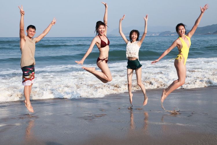  《市井豪門》二代演員顏曉筠（右起）、周宇柔、謝京穎、曾子益到海邊拍攝預告片頭。民視提供