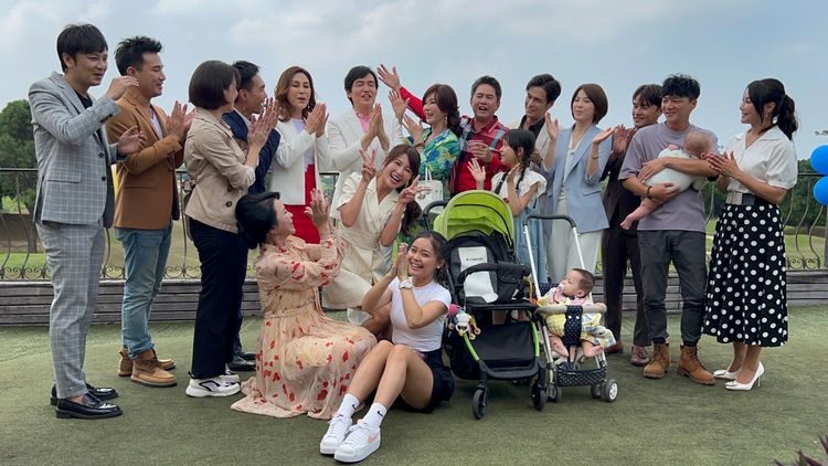 演員群開心拍攝全劇終結尾戲。民視提供