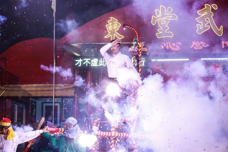 吳皓昇參加炸寒單體驗。民視提供