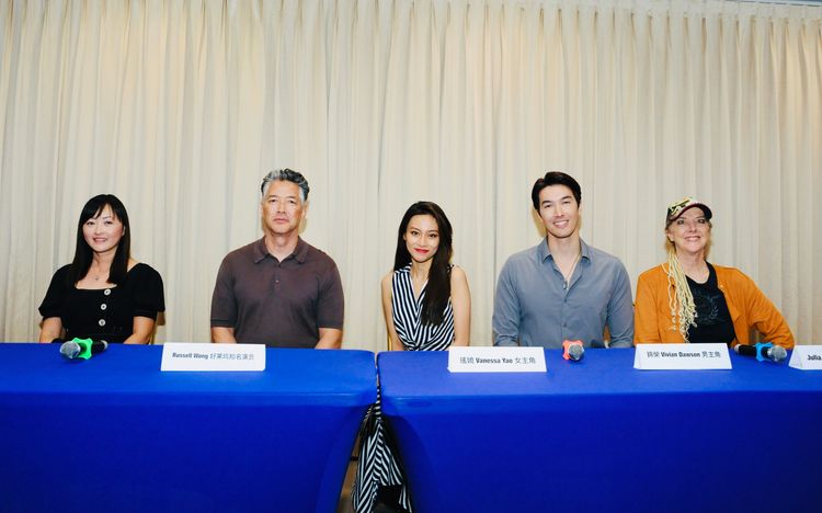  電影《鳳蝶與蜻蜓》（暫名）昨在洛杉磯舉行記者會，主角Russell Wong（左二起）、錦榮和姚嬈等出席。UniStar Media提供