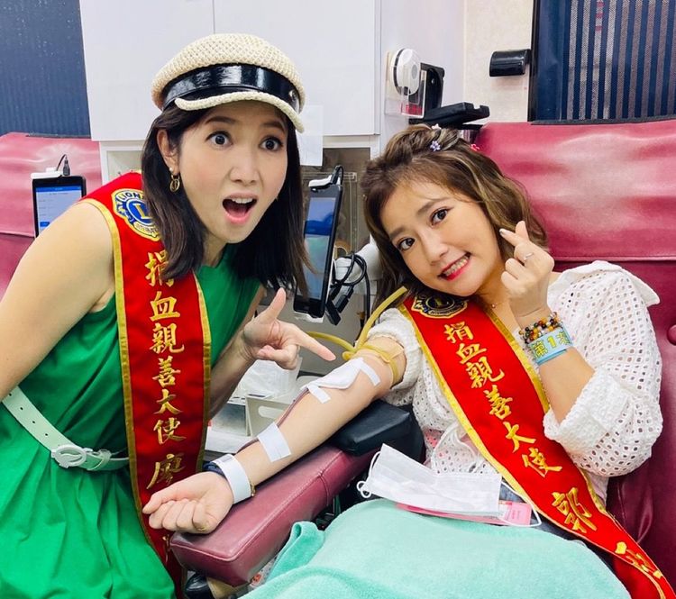 廖家儀（左）和郭亞棠呼籲大眾響應捐血做公益。民視提供