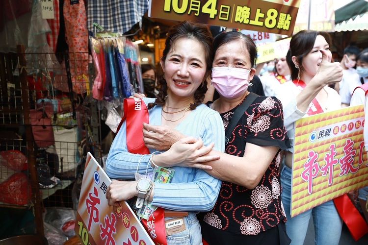 民眾和謝忻（左）合照。民視提供