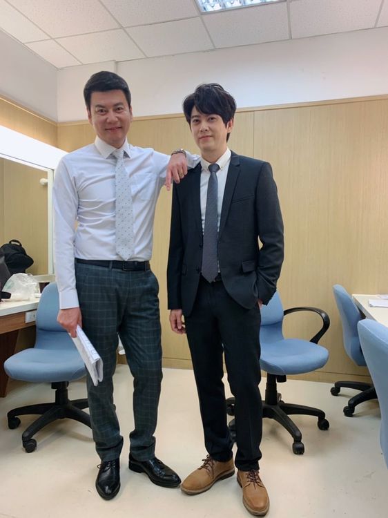 倪齊民（左）和劉奕被認為有兄弟臉。民視提供