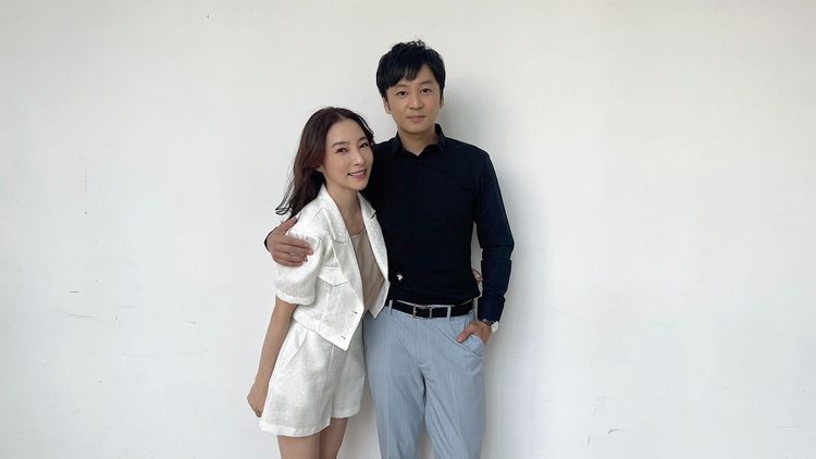 張書偉（右）和張家瑋《黃金歲月》棚內遇強震，祈求全台平安。民視提供