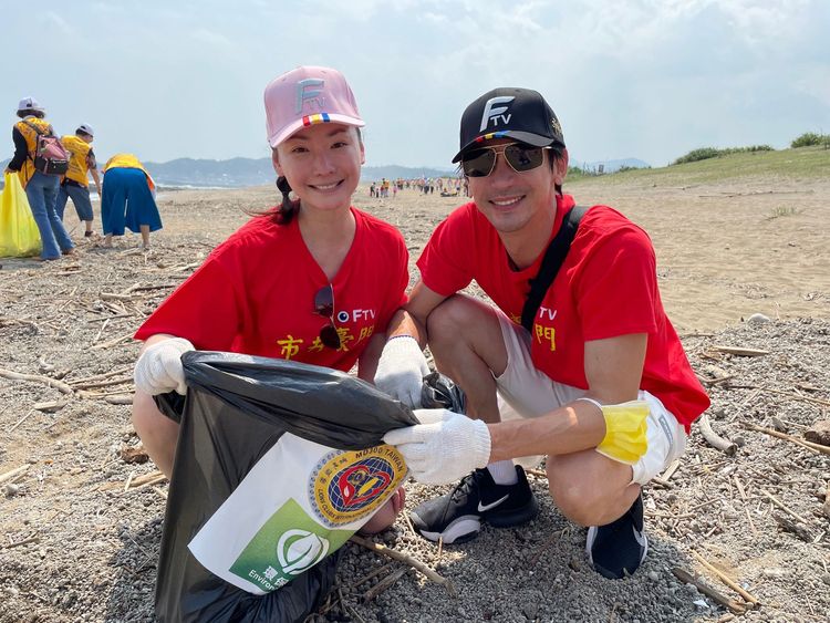  王俐人（左）和老公林崇軒一起響應淨灘活動。民視提供